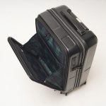 本体を立てたままの状態ですぐに中身を取り出せるフロントオープン仕様