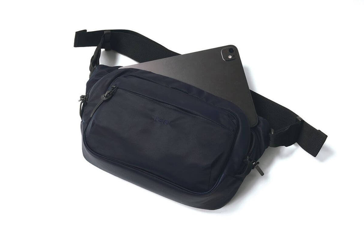 大人の休日バッグ大本命】スリングなのにタブレットも余裕！「荷物多め