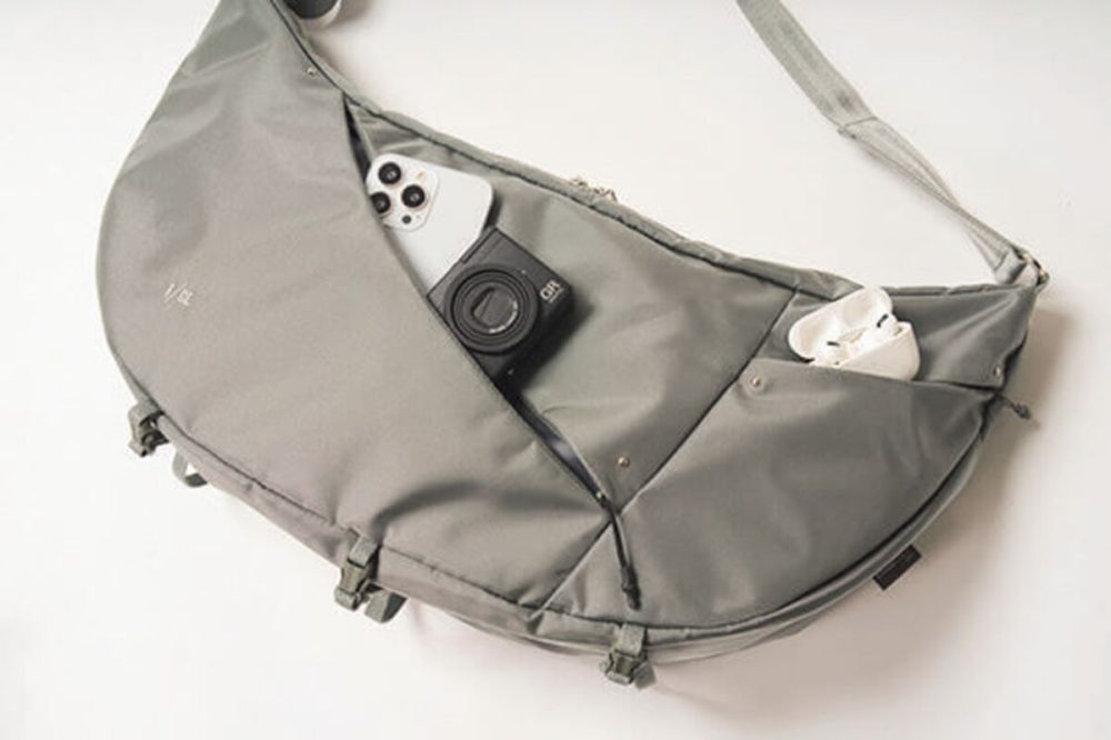 斜めにレイアウトされたファスナーポケットが印象的