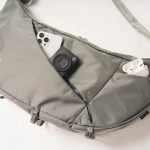 斜めにレイアウトされたファスナーポケットが印象的