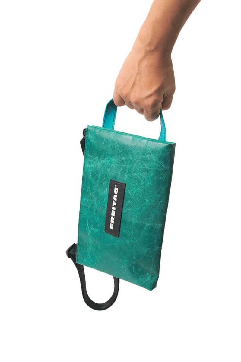 サイドにあるハンドルを握っての持ち運びも可能