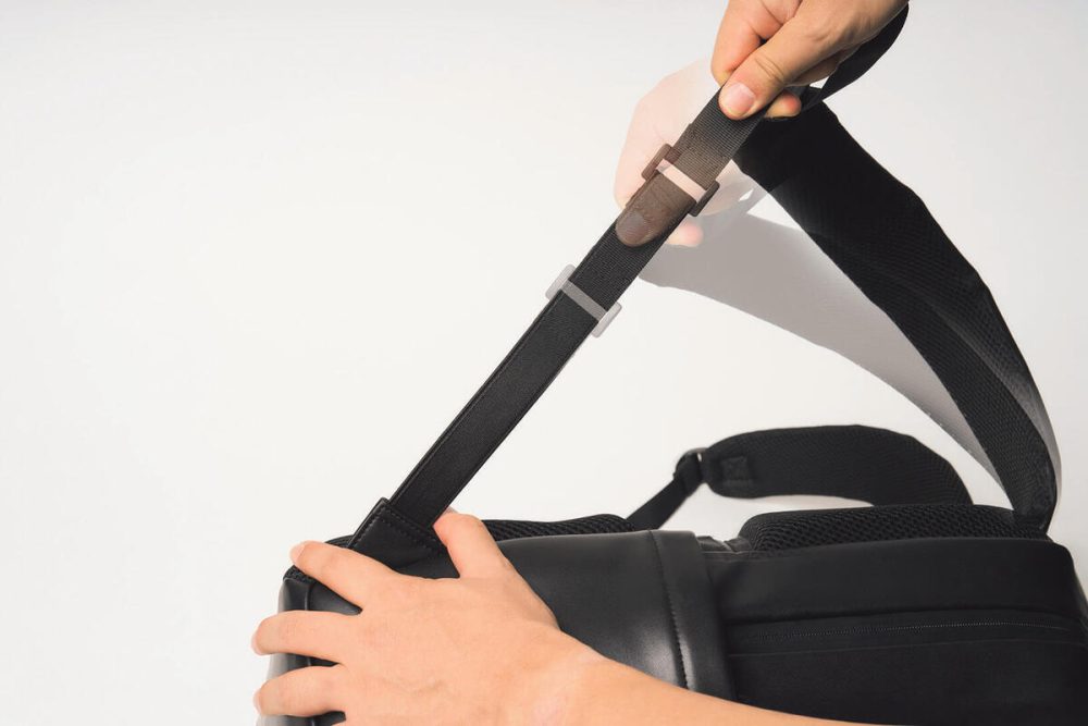 ストラップも伸縮する！