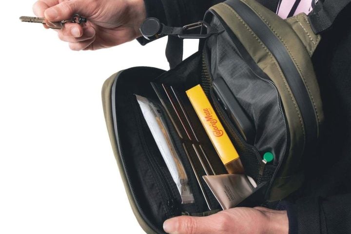 【大人の休日バッグ大本命】スリングなのにタブレットも余裕!「荷物多め派」に推したい最強バッグ2選