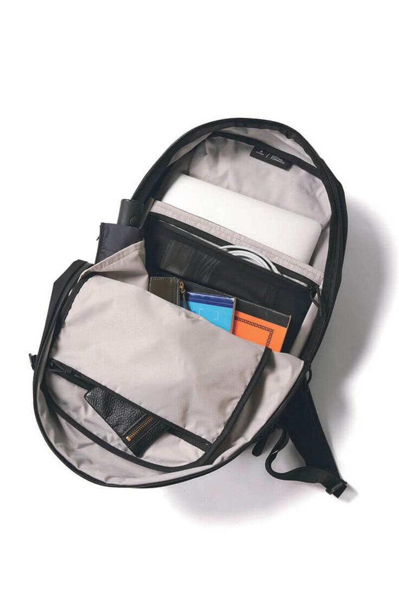 パッド入りのスリーブには16インチまでのPCが収納可能