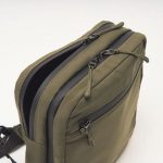 コンパクトながら2気室仕様で、荷物を整理しやすくした構造