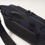 背面には、スマホなど使用頻度の高いアイテムの収納に適したファスナーポケットを配置