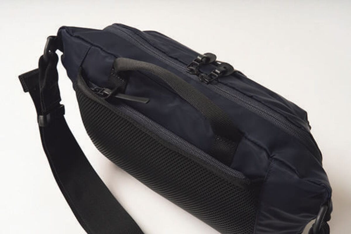 背面には、スマホなど使用頻度の高いアイテムの収納に適したファスナーポケットを配置