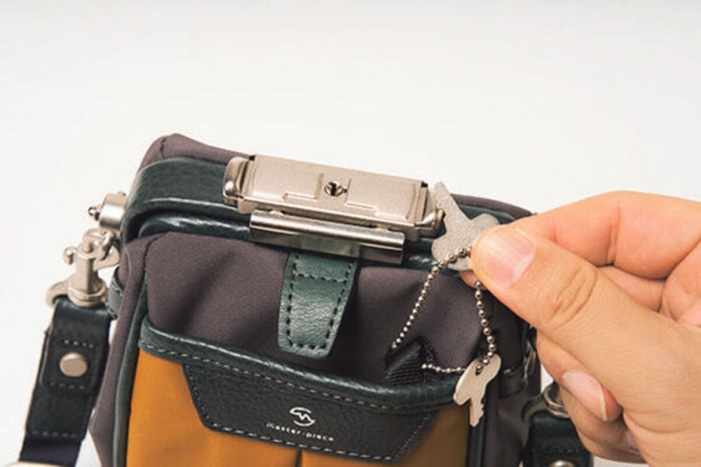 錠前は付属の鍵で施錠することが可能