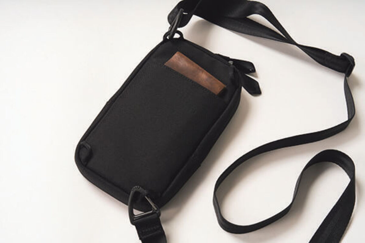 背面にオープンポケットを装備