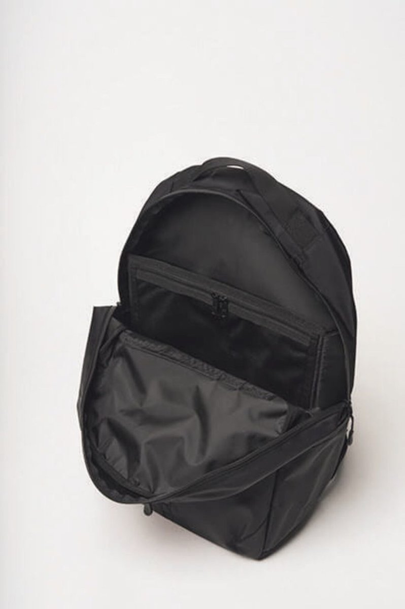 PC収納や小分けポケット、ペンホルダーを配置