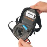 スマホのほか、小型の財布やカギ、手帳などが入るコンパクト設計