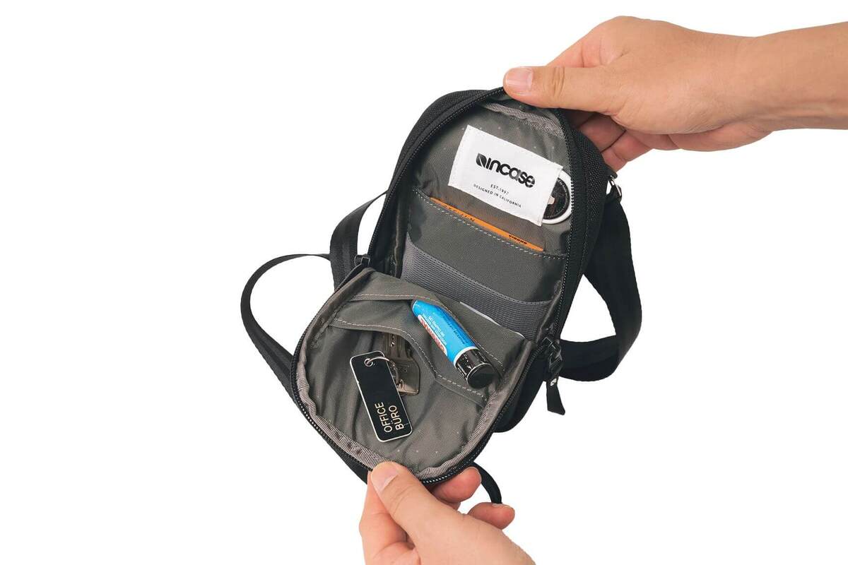 スマホのほか、小型の財布やカギ、手帳などが入るコンパクト設計