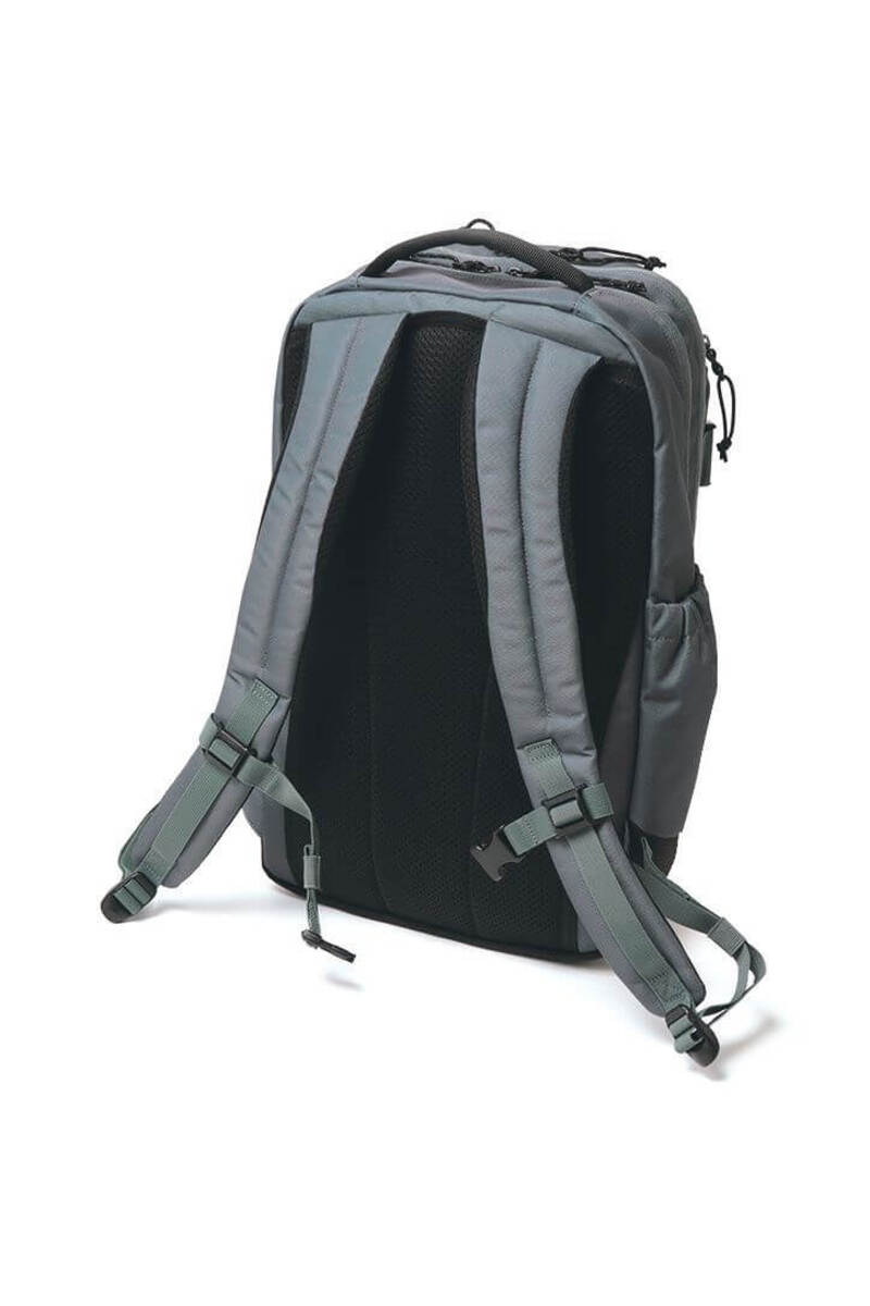 ショルダーハーネスとリュック背面に、通気性に優れたエアメッシュ素材を採用