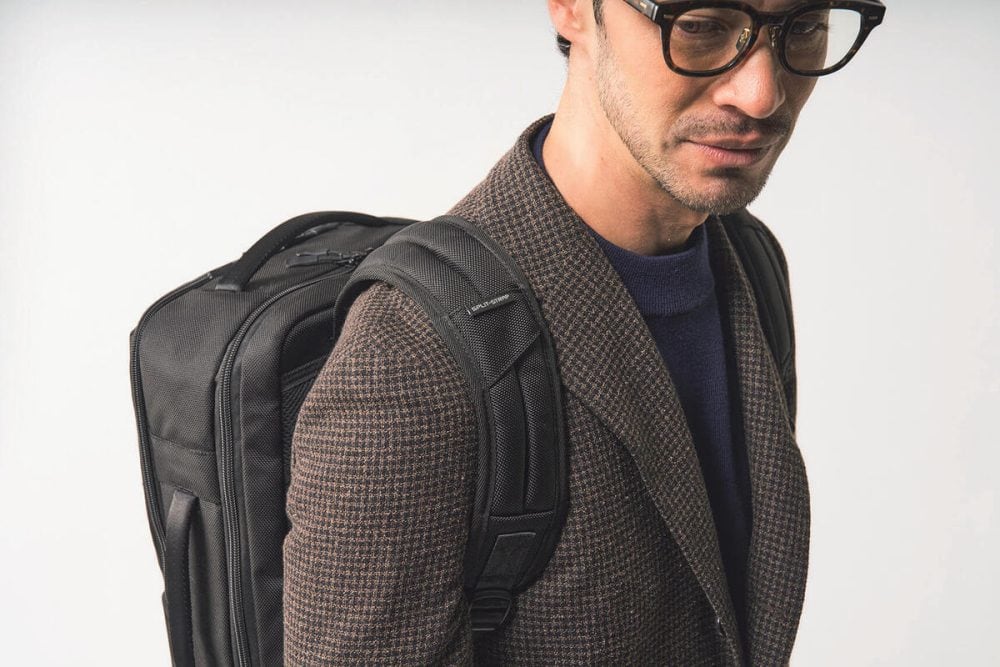 荷重を分散する分割設計＆肩にフィットしやすい角度設計が◎