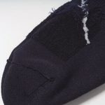 ごわつき感を軽減するため、つま先の縫い目をフラットにする「ニューロッソ縫製」も採用