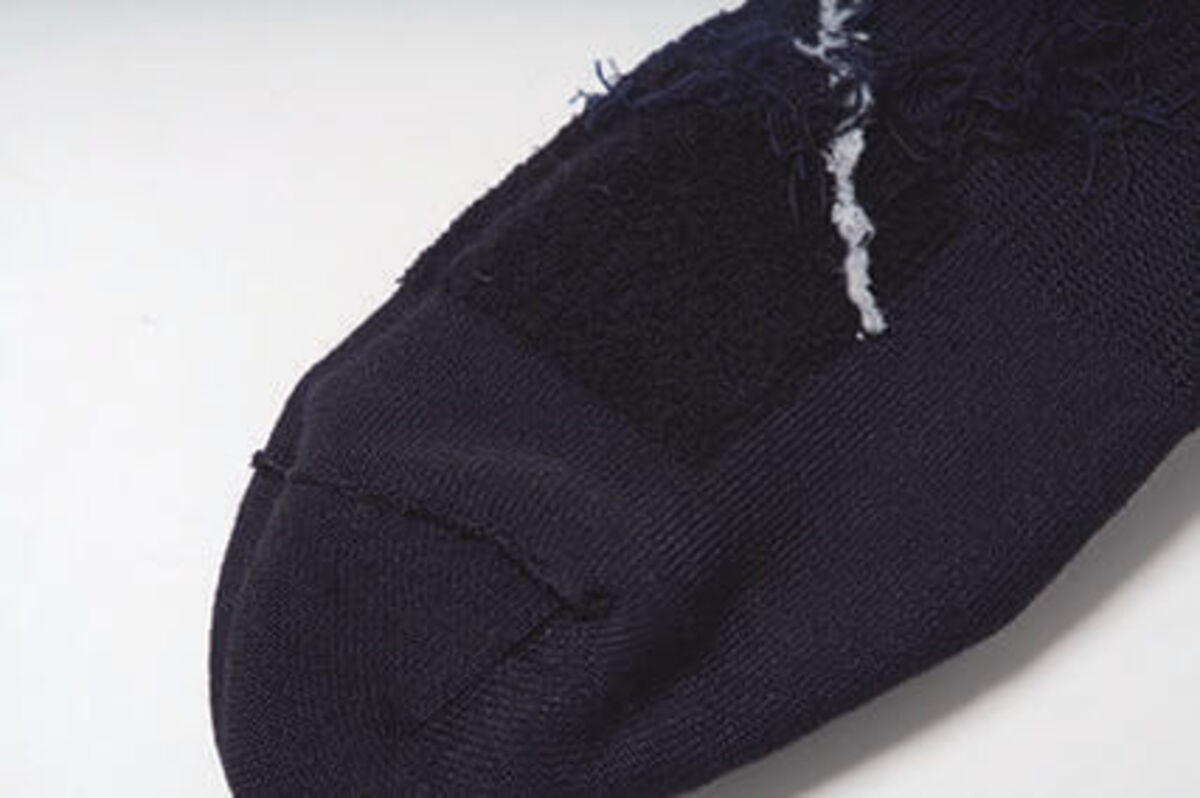 ごわつき感を軽減するため、つま先の縫い目をフラットにする「ニューロッソ縫製」も採用