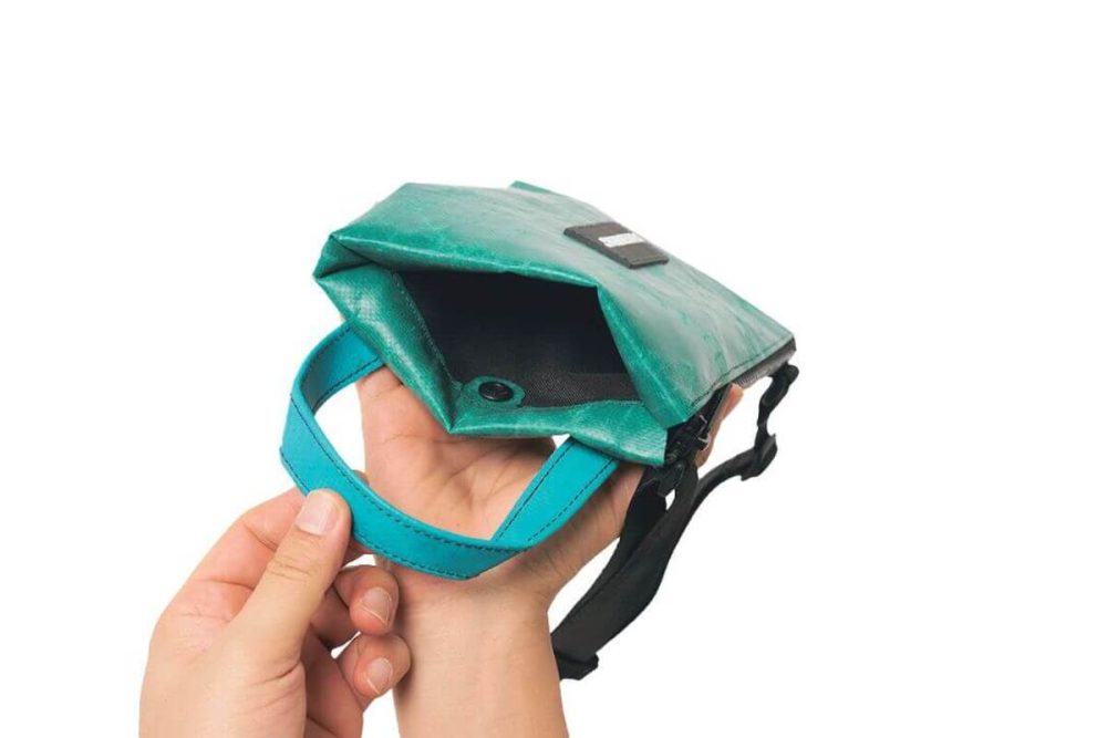 スナップボタンがついた隠しポケットを配置