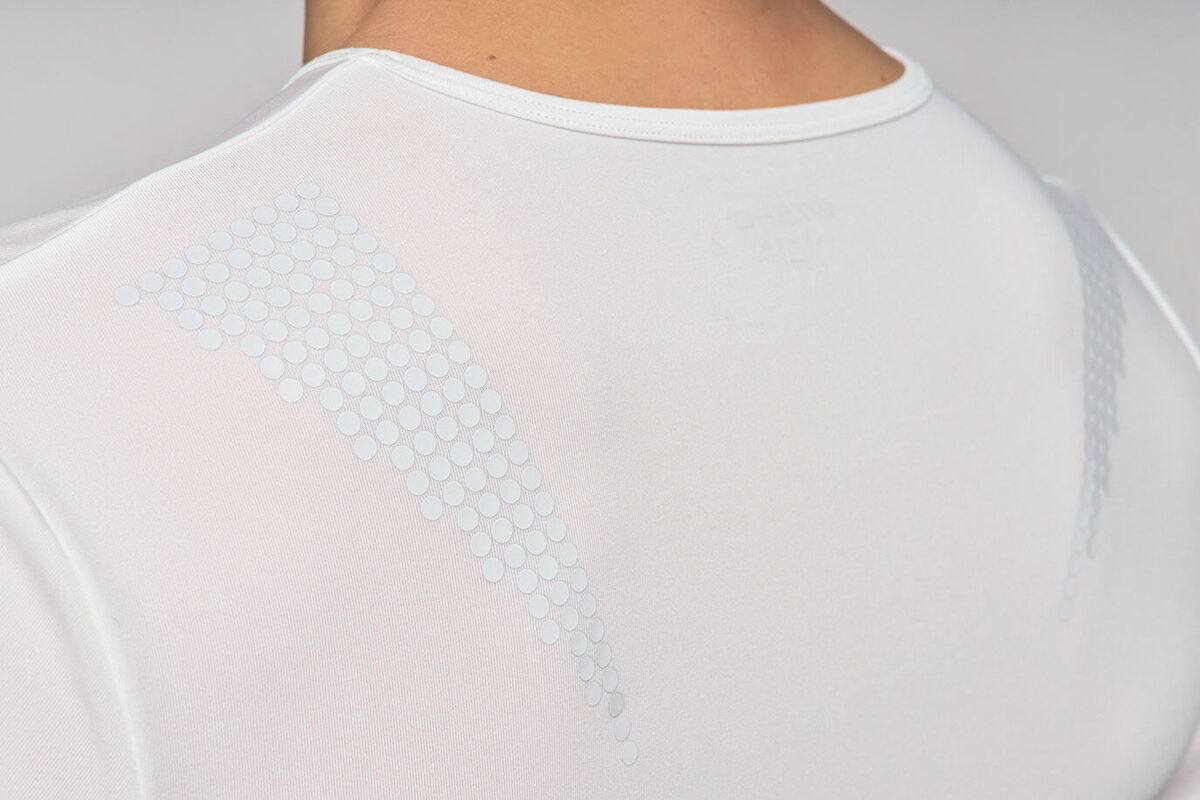 遠赤外線放射機能を持つ複数の天然温泉鉱石とオーガニックの炭を複合させた「スパ オール®」を、両肩と背中の3カ所にプリント