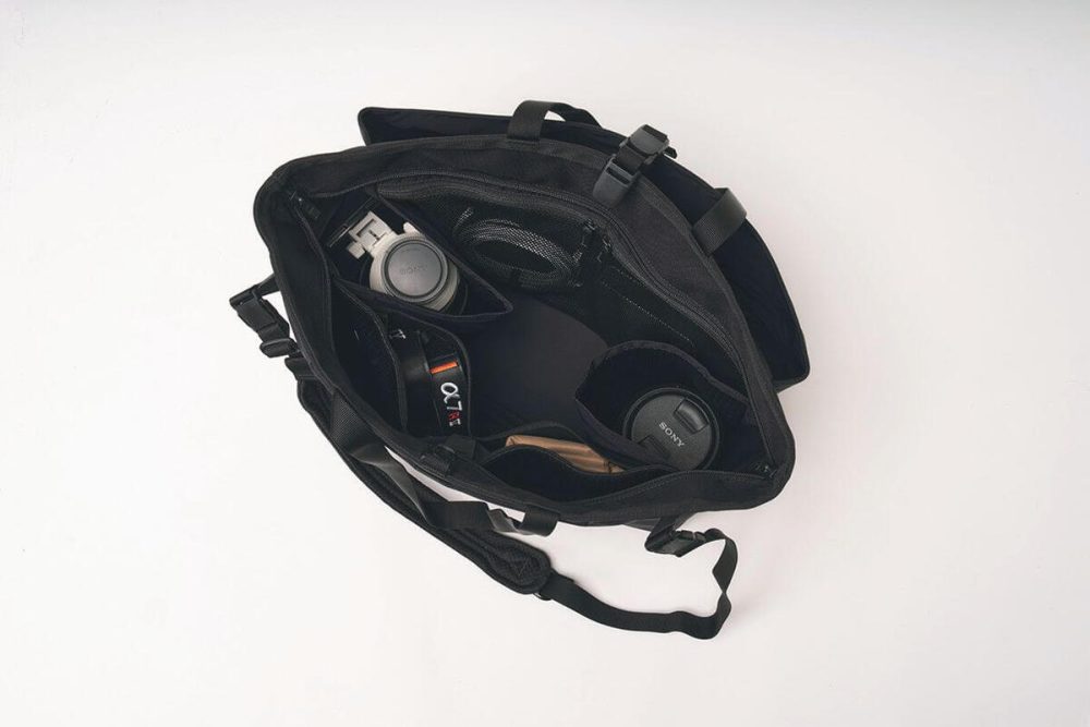 内装の両側面にレンズポケットを配置