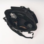 内装の両側面にレンズポケットを配置