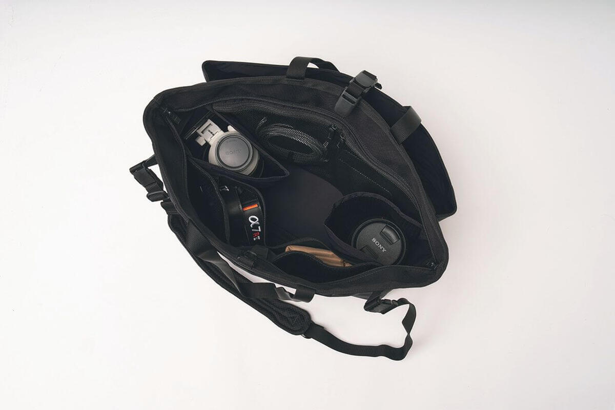 内装の両側面にレンズポケットを配置