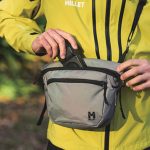 カメラなどもスムーズに出し入れが可能な、内部へのアクセスダブルジッパーも備える