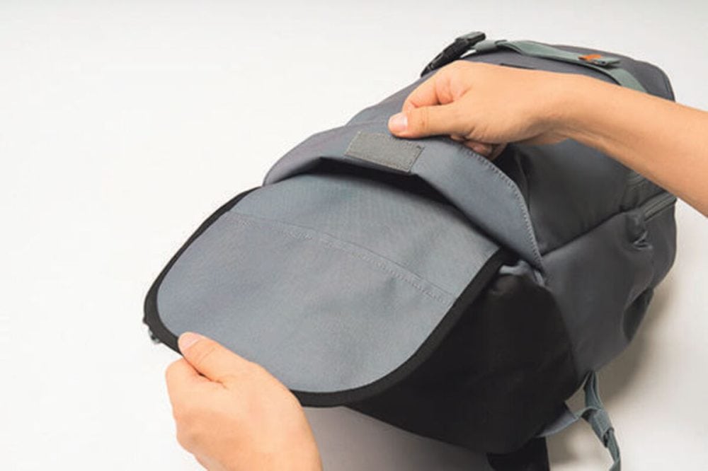 リュック下部に収納されたホルダーとフロント上部のベルトで、スケートボードを取り付けられる