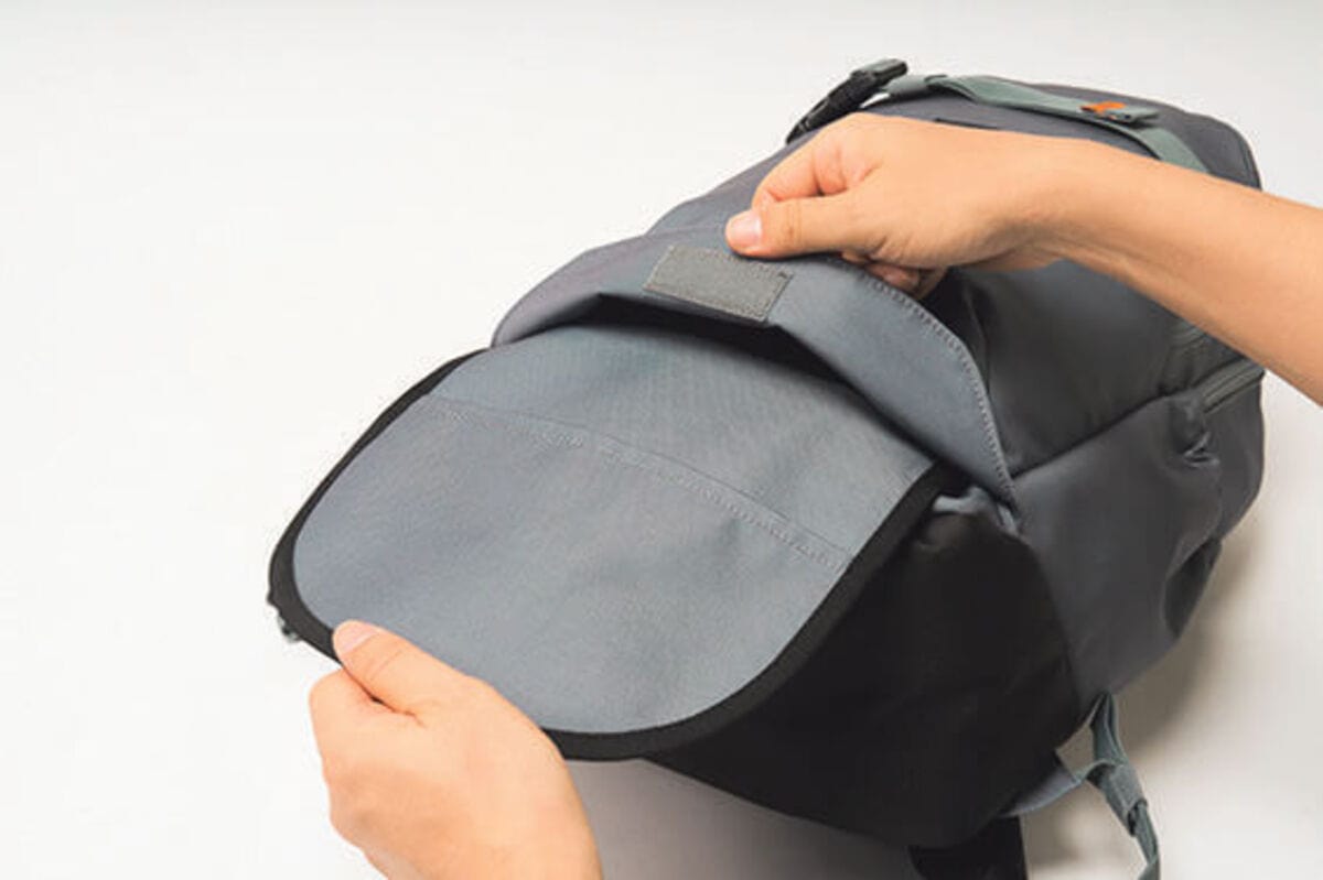 リュック下部に収納されたホルダーとフロント上部のベルトで、スケートボードを取り付けられる