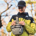 背面に収納したままでも操作可能なスマホ用ポケットを設置