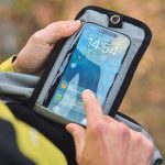 カメラレンズ用の小窓が付き、入れたまま撮影できる