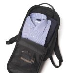 メイン収納は大きく開く構造で、荷物の出し入れがスムーズ