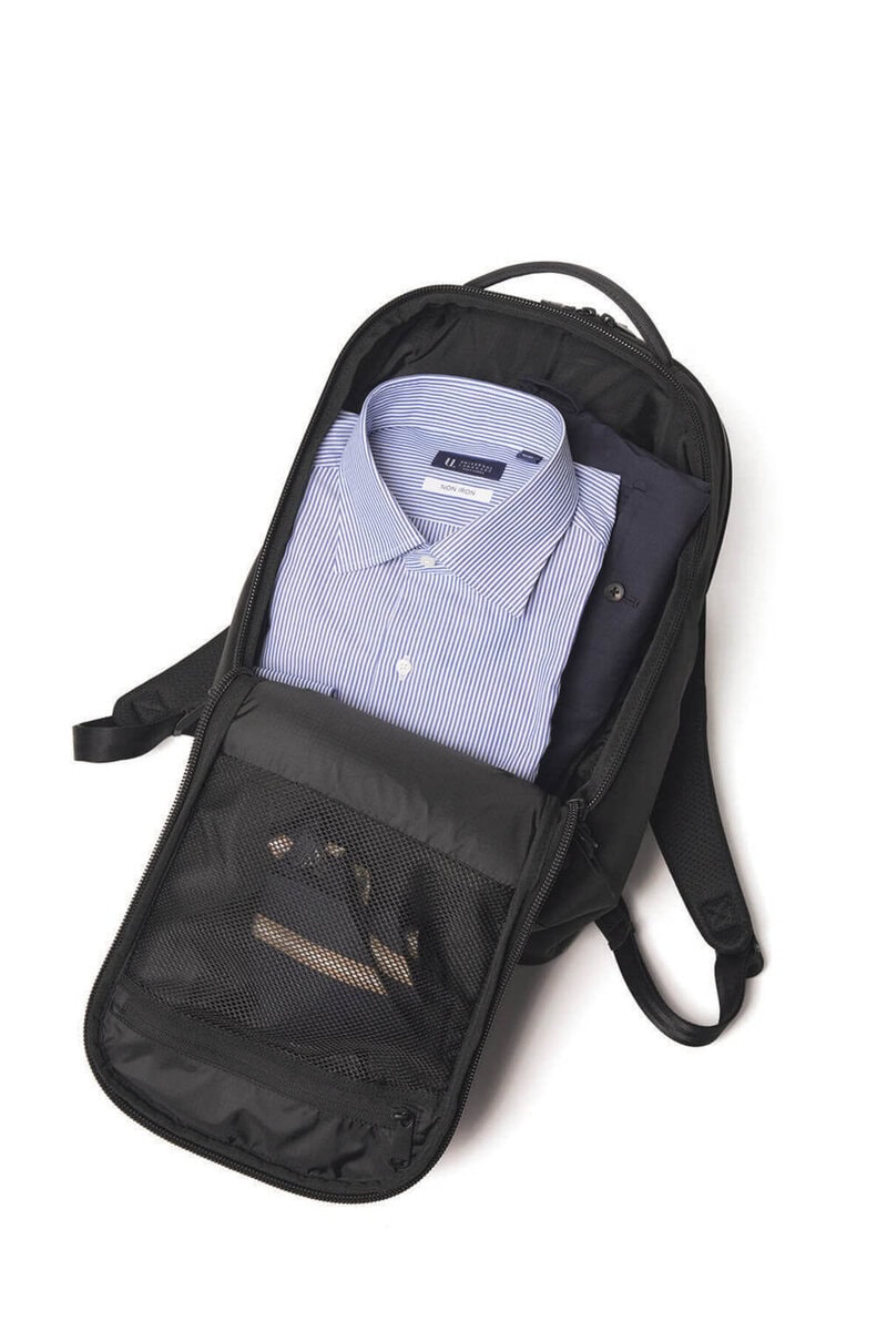 メイン収納は大きく開く構造で、荷物の出し入れがスムーズ