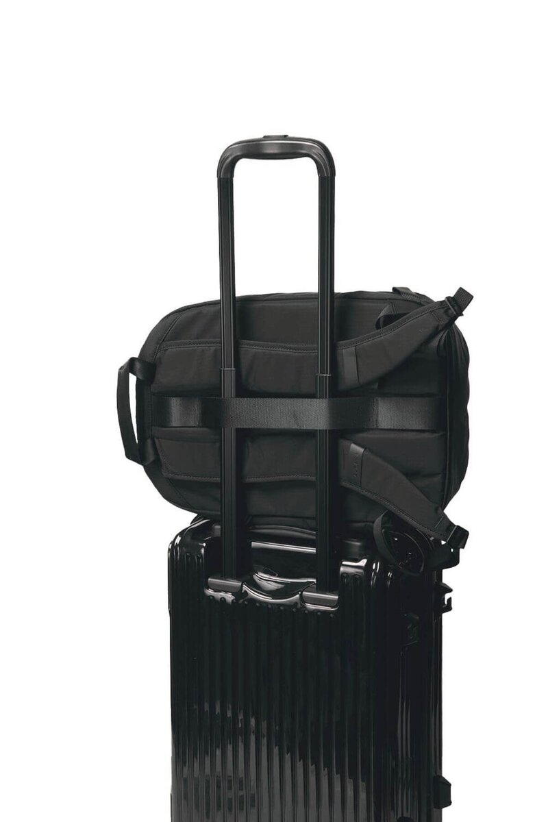 バックパネルにはキャリーハンドル用のベルトが