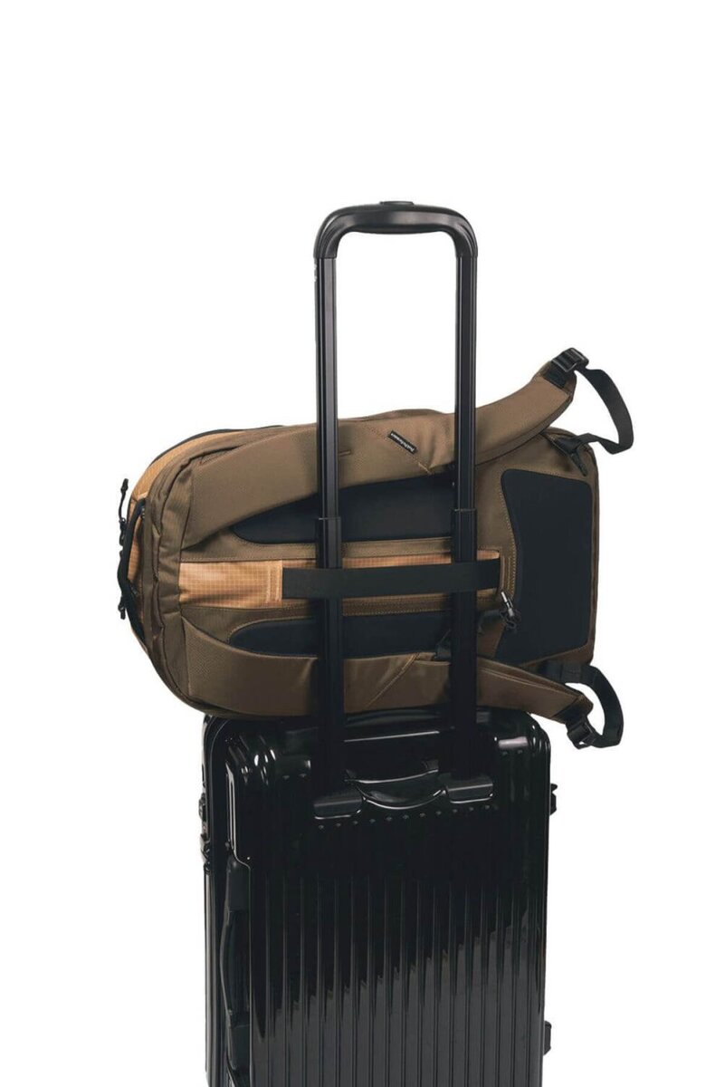 スーツケースに固定できるスマートトラベルストラップ付き