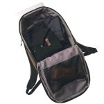 開口部が大きく開く設計で、荷物の出し入れも容易