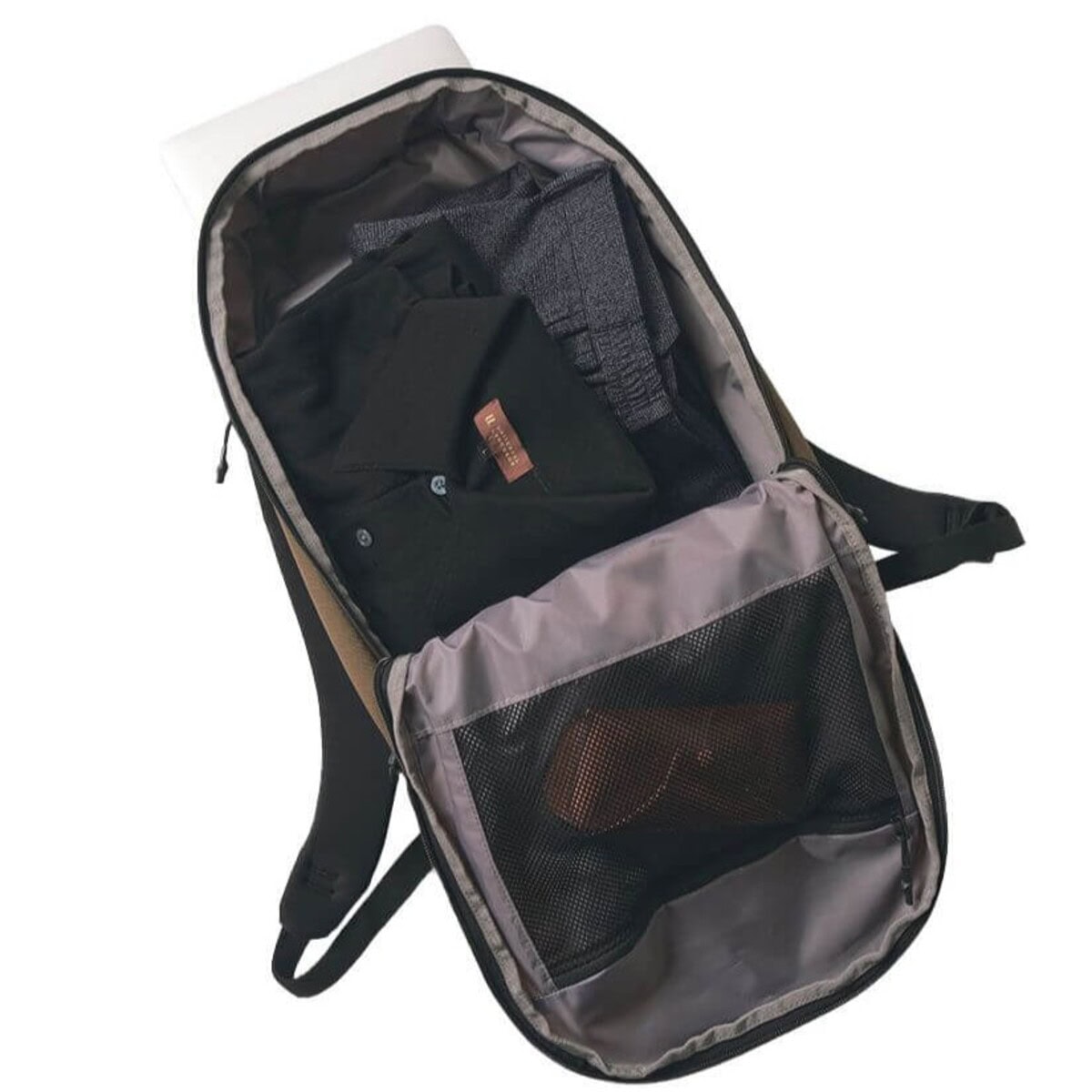 開口部が大きく開く設計で、荷物の出し入れも容易