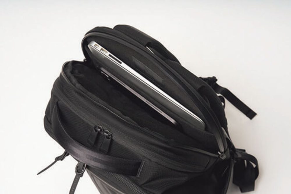 背面のPC収納は、底部に空間を持たせたハンモック構造を採用