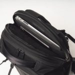 背面のPC収納は、底部に空間を持たせたハンモック構造を採用