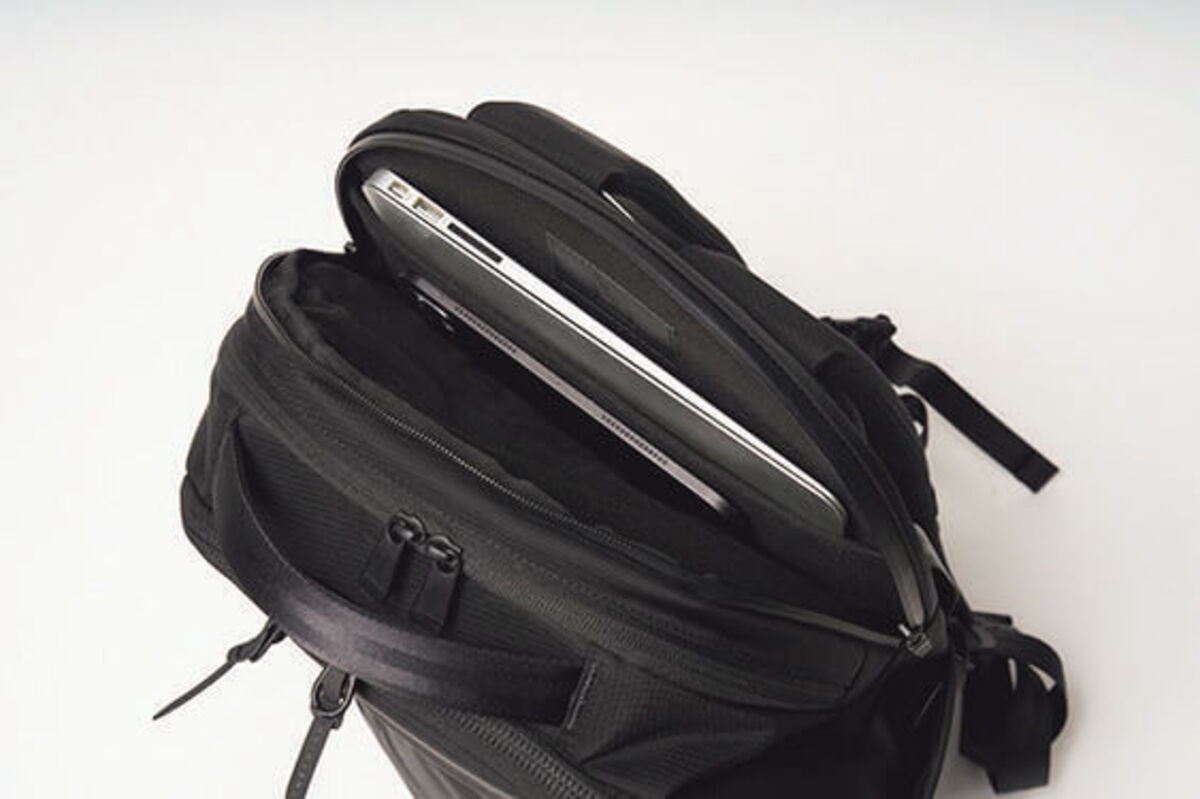 背面のPC収納は、底部に空間を持たせたハンモック構造を採用