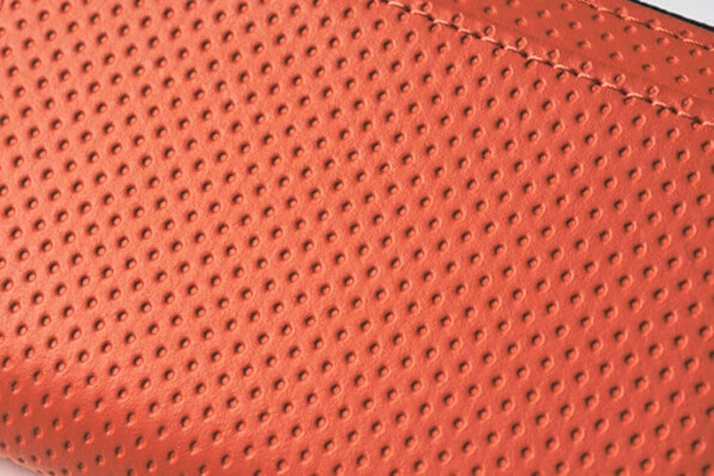 タフなハイブリッドレザー