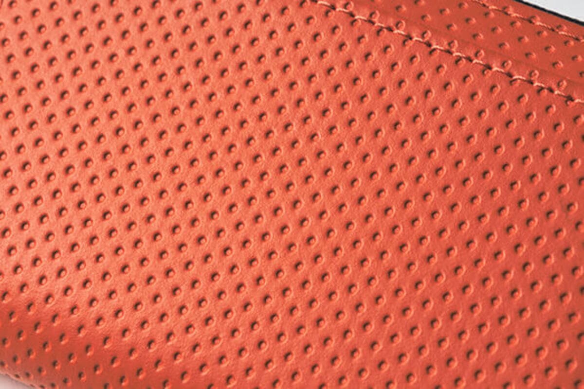 タフなハイブリッドレザー