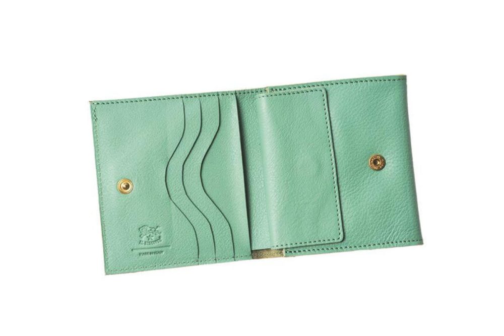 内装にもロゴを型押し