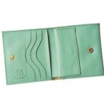 内装にもロゴを型押し