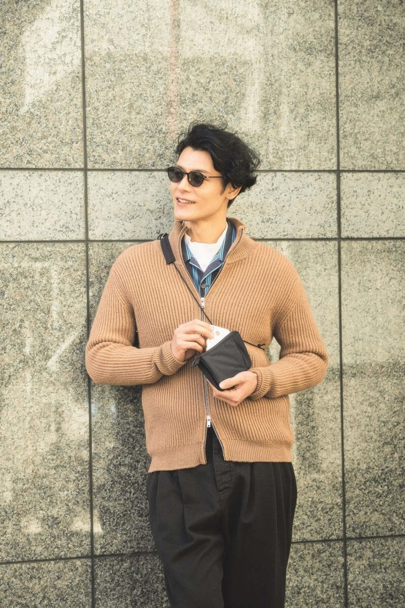 肩掛けしたときは縦長状で歩く邪魔にならず、ファスナーは横に付いているのでモノの出し入れがしやすい！