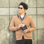 肩掛けしたときは縦長状で歩く邪魔にならず、ファスナーは横に付いているのでモノの出し入れがしやすい!