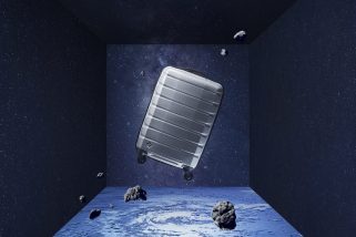 【水より軽い!?】容量52Lなのに重さは2.6kg！プロテカの最強スーツケース「エアロフレックス」が凄い