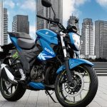 力強いタンクのフォルムと流線型のシュラウドが印象的なデザインのジクサー250