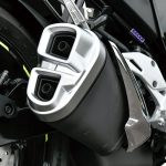 デュアルテールエンドのショートマフラーはジクサー250と共通