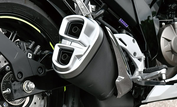 デュアルテールエンドのショートマフラーはジクサー250と共通