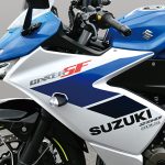 カラーリングで雰囲気が変わる面の大きなフルカウルデザイン